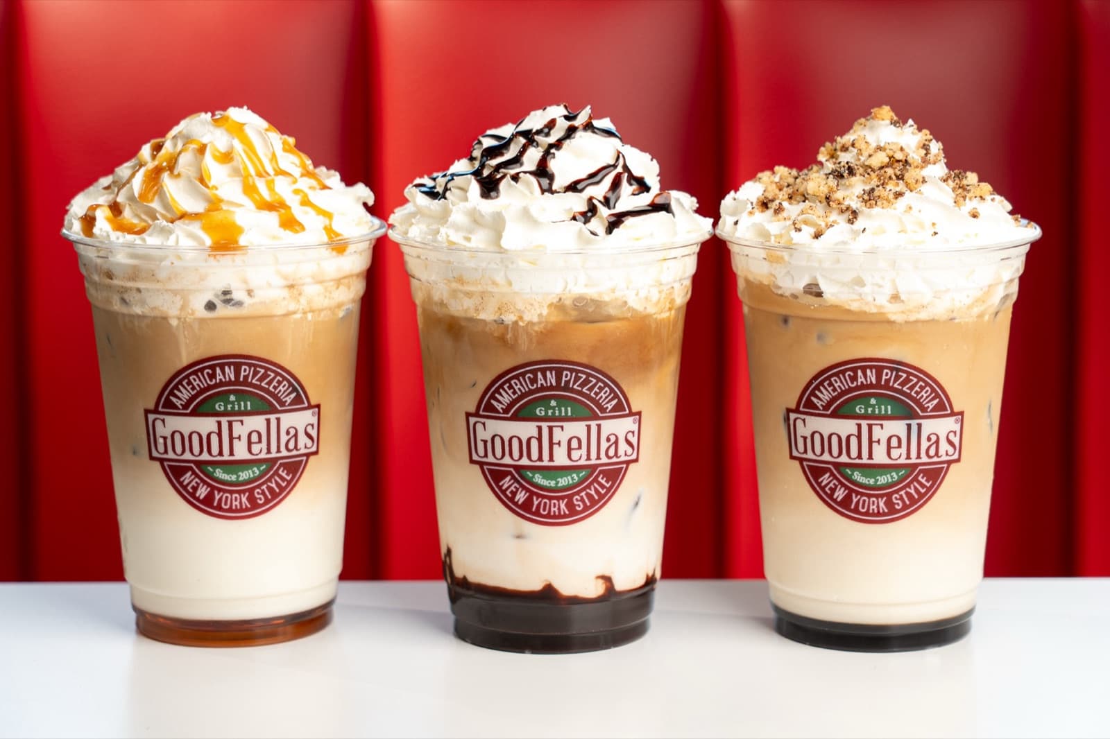 Trois cafés glacés GoodFellas à la chantilly, caramel, chocolat et éclats de biscuit